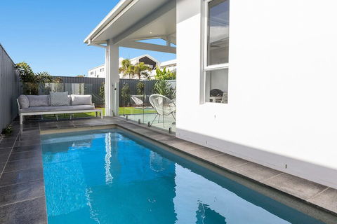 Elegant Beach House On Nautilus - Foster Accommodation 1