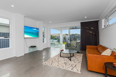 Elegant Beach House On Nautilus - Foster Accommodation 4