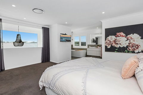 Elegant Beach House On Nautilus - Foster Accommodation 3