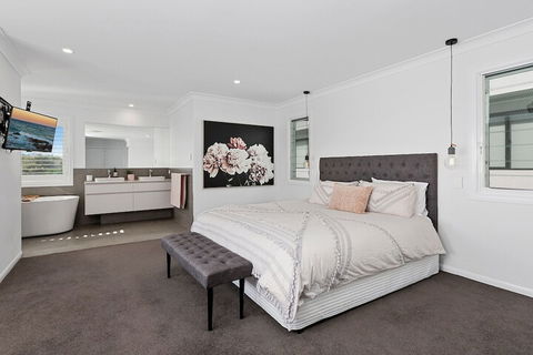 Elegant Beach House On Nautilus - Foster Accommodation 5