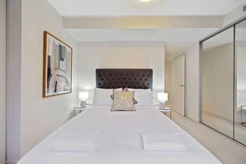 HomeHotel Spacious Luxury Apt Next To Shopping - Foster Accommodation 6