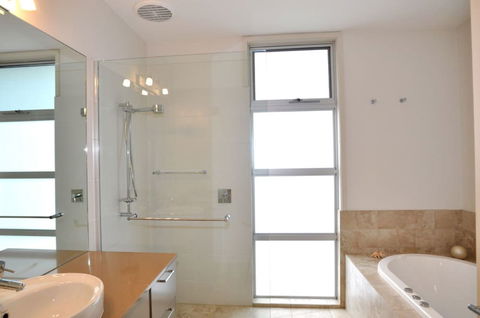 LA MER Centrally Located Free Wifi - Foster Accommodation 6