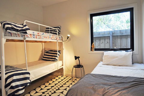 Armstrongs Close TO Beach - Foster Accommodation 4