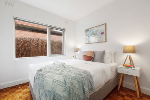 Balcony Retreat Apartment By Ready Set Host - Foster Accommodation 3