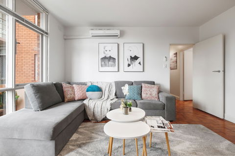Balcony Retreat Apartment By Ready Set Host - Foster Accommodation 4