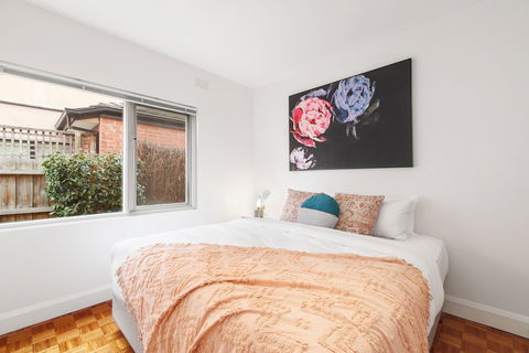 Balcony Retreat Apartment By Ready Set Host - Foster Accommodation 1