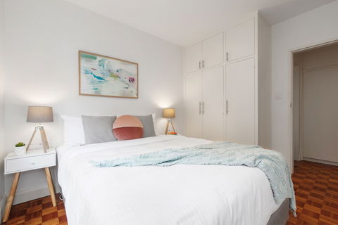 Balcony Retreat Apartment By Ready Set Host - Foster Accommodation 5