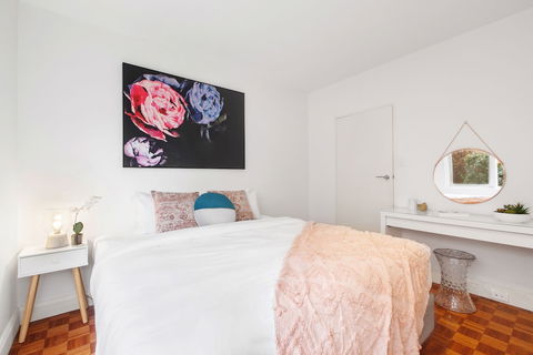 Balcony Retreat Apartment By Ready Set Host - Foster Accommodation 6