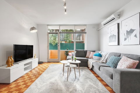 Balcony Retreat Apartment By Ready Set Host - Foster Accommodation 2