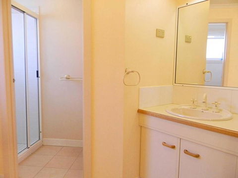 QUAYS 6 - Foster Accommodation 7