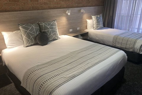 Hamilton's Henry Parkes Motor Inn, Parkes - Foster Accommodation 1
