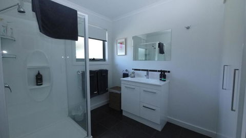 Stylish Holiday Unit - Foster Accommodation 2