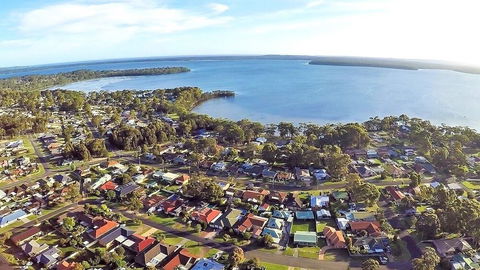 Paradise Bungalow Waterfront - Foster Accommodation 0
