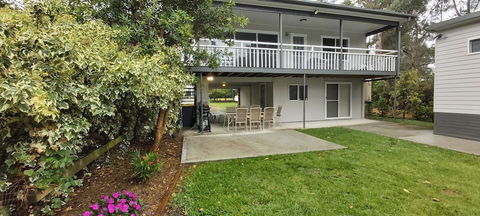 Paradise Bungalow Waterfront - Foster Accommodation 1