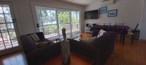Paradise Bungalow Waterfront - Foster Accommodation 6