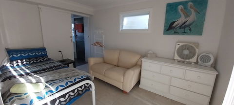 Paradise Bungalow Waterfront - Foster Accommodation 5