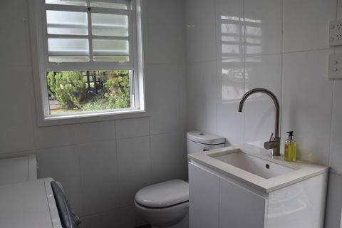 Paradise Bungalow Waterfront - Foster Accommodation 4