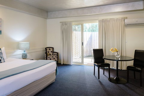 Fairways Resort - Foster Accommodation 3