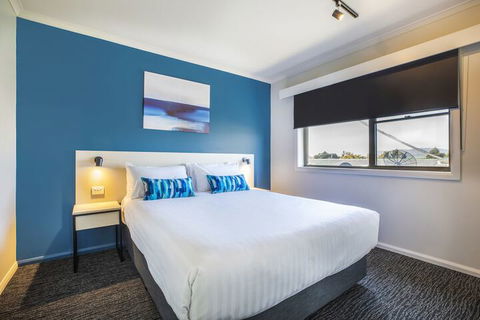 Nightcap At Riverside Hotel - Foster Accommodation 5