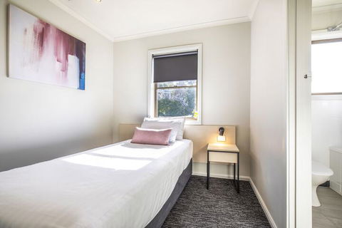 Nightcap At Riverside Hotel - Foster Accommodation 6