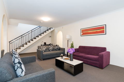 Eastwood Furnished Apartments - Foster Accommodation 5