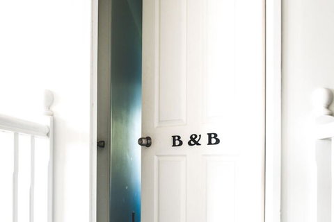 Anne's Waterfront Haven B&B - Foster Accommodation 1