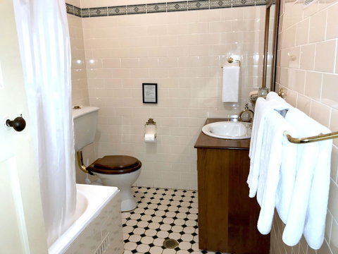 The Chalet Guesthouse And Studio - Foster Accommodation 5