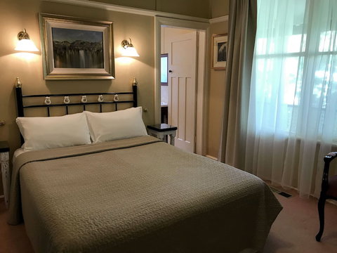 The Chalet Guesthouse And Studio - Foster Accommodation 2