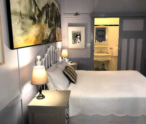 The Chalet Guesthouse And Studio - Foster Accommodation 6