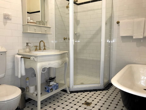 The Chalet Guesthouse And Studio - Foster Accommodation 3