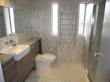 Wyndel Apartments - Harbour Watch - Foster Accommodation 5