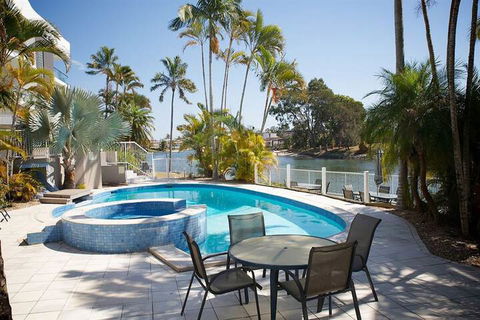 Arc Resort - Foster Accommodation 7