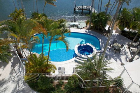 Arc Resort - Foster Accommodation 6