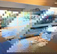 Pacific Heights Holiday Apartments  Munn's Tower House - Foster Accommodation