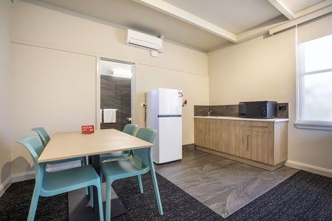 Nightcap At Sandbelt Hotel - Foster Accommodation 5