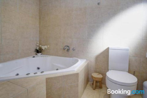 ROCKPOOL (4 Night Min) - Foster Accommodation 4