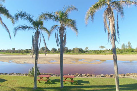Beachfront 4 25 Willow Street - Foster Accommodation 1