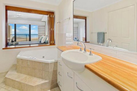 Luxury Beach Unit Dolphin Heads - Foster Accommodation 0
