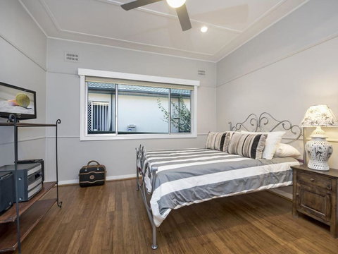 The Entrance North Lakeside Cottage - Foster Accommodation 4