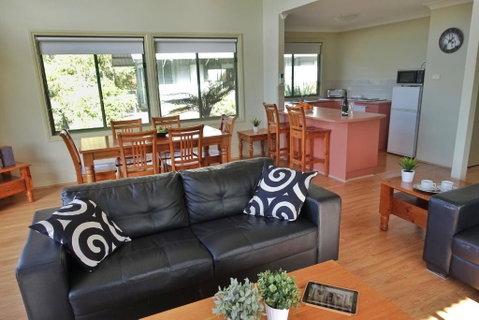 SkyView Villa - Foster Accommodation 5