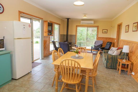 Riverside Retreat Chalets Walpole - Foster Accommodation 3