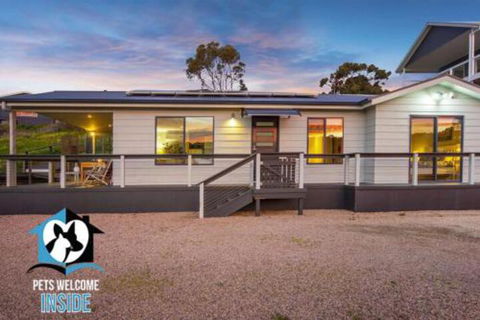 Almost New + Sea & Lake Views - Foster Accommodation 5