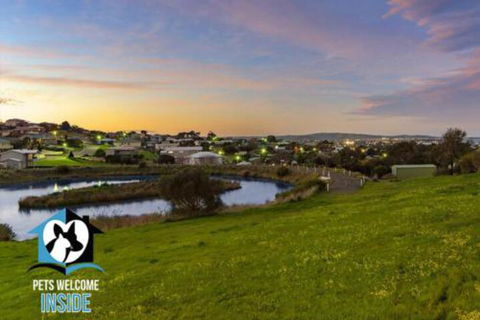 Almost New + Sea & Lake Views - Foster Accommodation 3