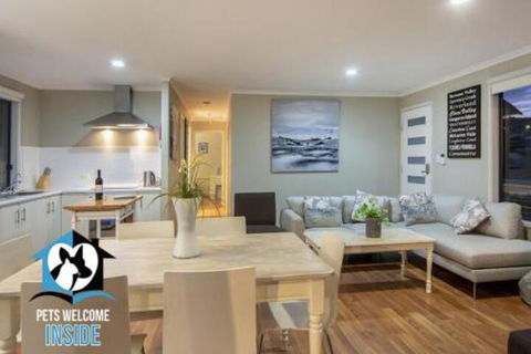 Almost New + Sea & Lake Views - Foster Accommodation 0
