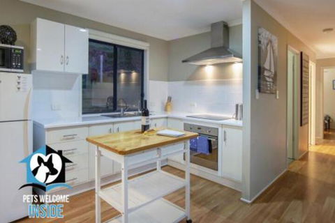 Almost New + Sea & Lake Views - Foster Accommodation 2