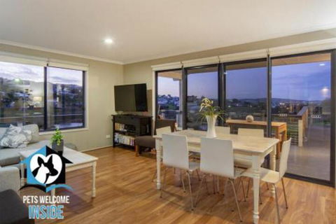Almost New + Sea & Lake Views - Foster Accommodation 1