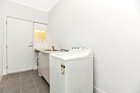 Avaya Sellicks Beachfront Getaway WiFi - Foster Accommodation 3