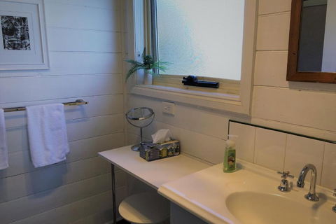 BURGESS COTTAGE King Bed For Couples - Foster Accommodation 3