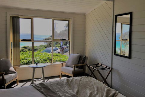 BURGESS COTTAGE King Bed For Couples - Foster Accommodation 2