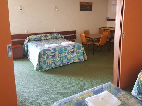 The Club Hotel - Foster Accommodation 3